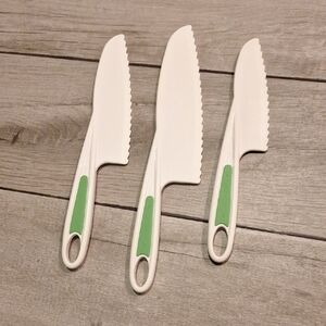 🐣Set of 3 White and Green Plastic Serrated Knives🐬